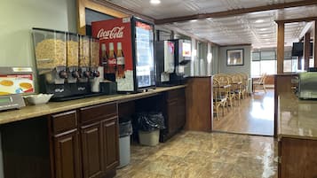 Café da manhã com buffet grátis todos os dias
