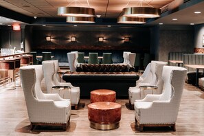 4 restauranter, frokost, lunsj og middag serveres, amerikanske retter