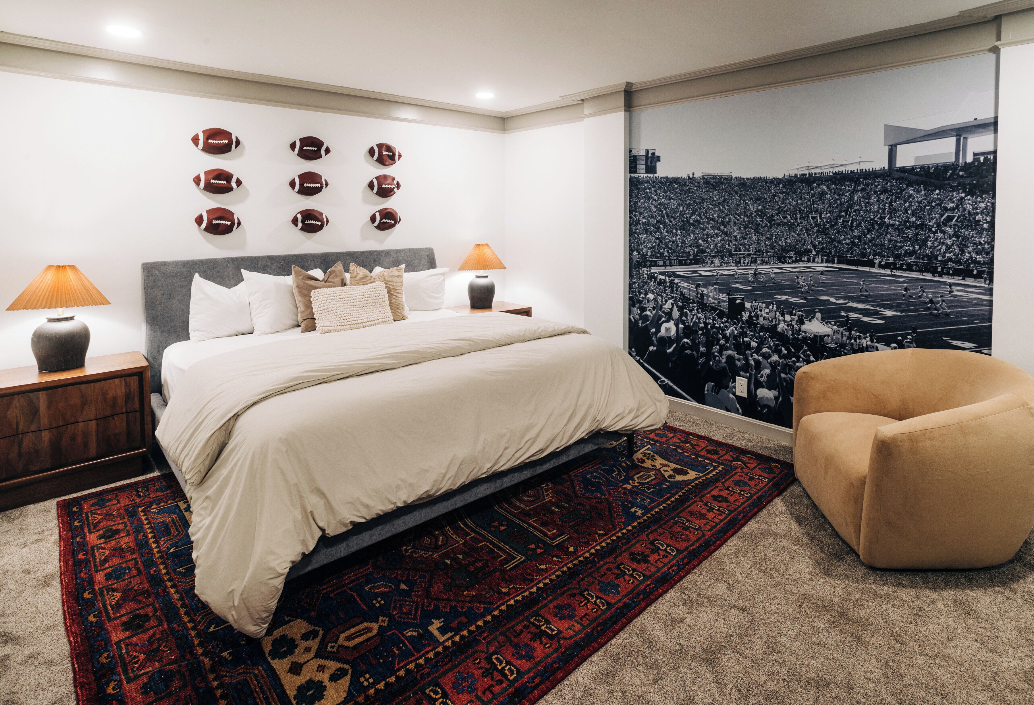 Suite, plusieurs lits (UofL Football) | Coffres-forts dans les chambres, bureau