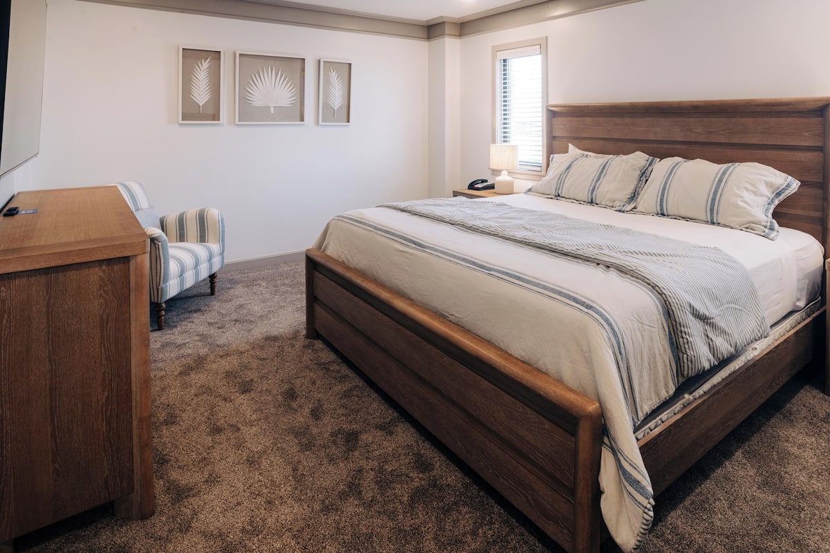 Suite, 1 King Bed, Balcony (Legendary) | In-room safe, desk, laptop workspace, iron/ironing board