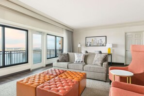 Suite, 2 habitaciones, no fumadores (East Twr, Waterview, 2 Queens, 1 King) | Caja fuerte, escritorio, espacio para trabajar con un portátil