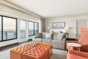 套房, 2 间卧室, 无烟房 (East Twr, Waterview, 2 Queens, 1 King) | 客房内保险箱、办公桌、笔记本电脑工作区、熨斗/熨衣板