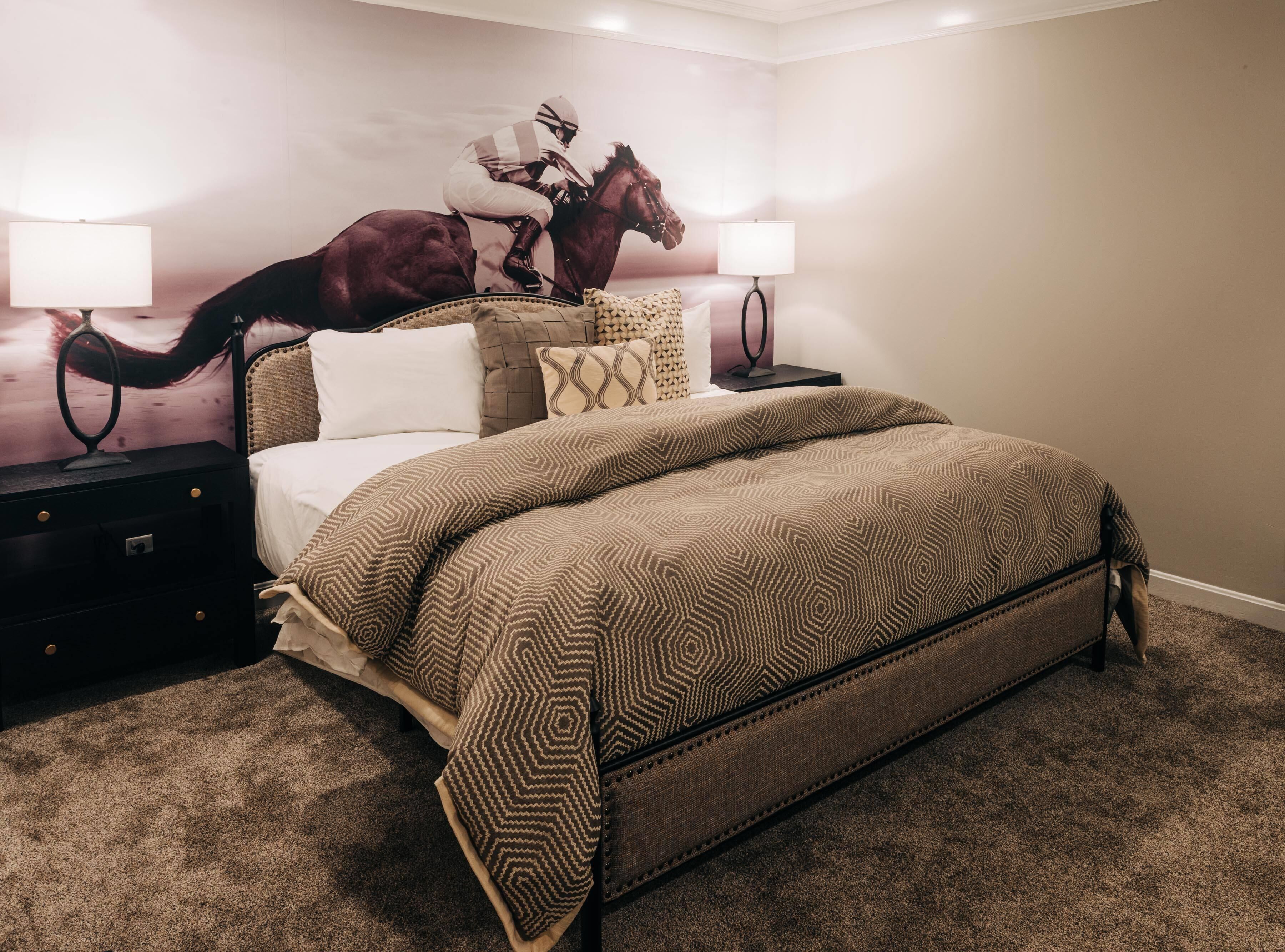 ห้องสวีท, หลายเตียง (Thoroughbred) | ตู้นิรภัยในห้องพัก, โต๊ะทำงาน, พื้นที่ทำงานแบบใช้แล็ปท็อป