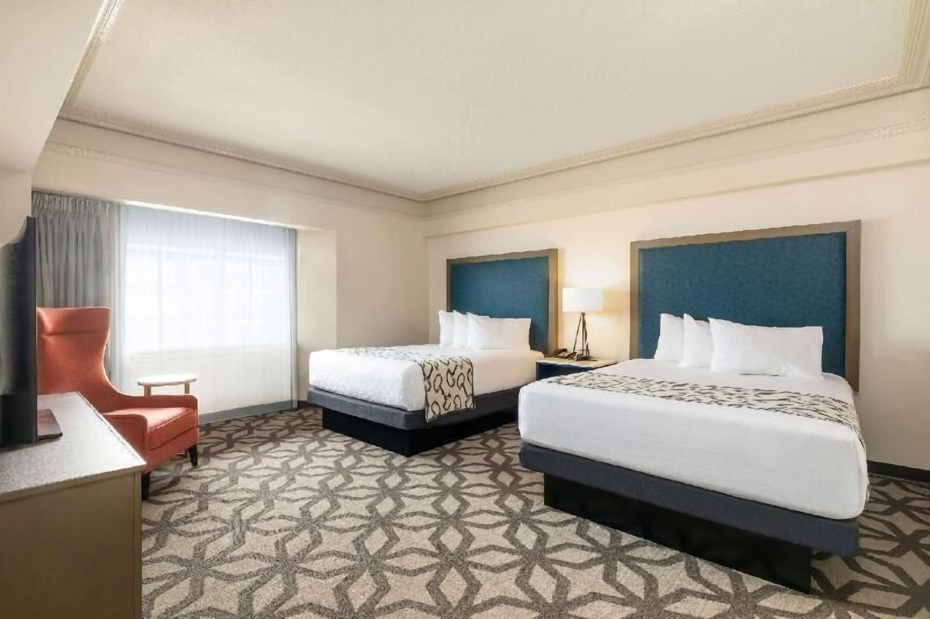 Caja de seguridad en la habitación y escritorio 