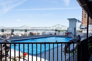Piscine extérieure en saison, chaises longues