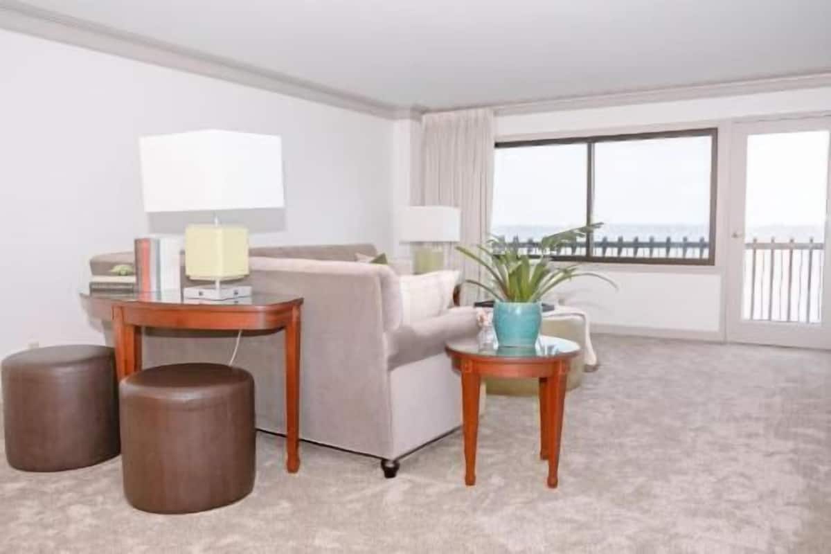 Living area | Flat-screen TV