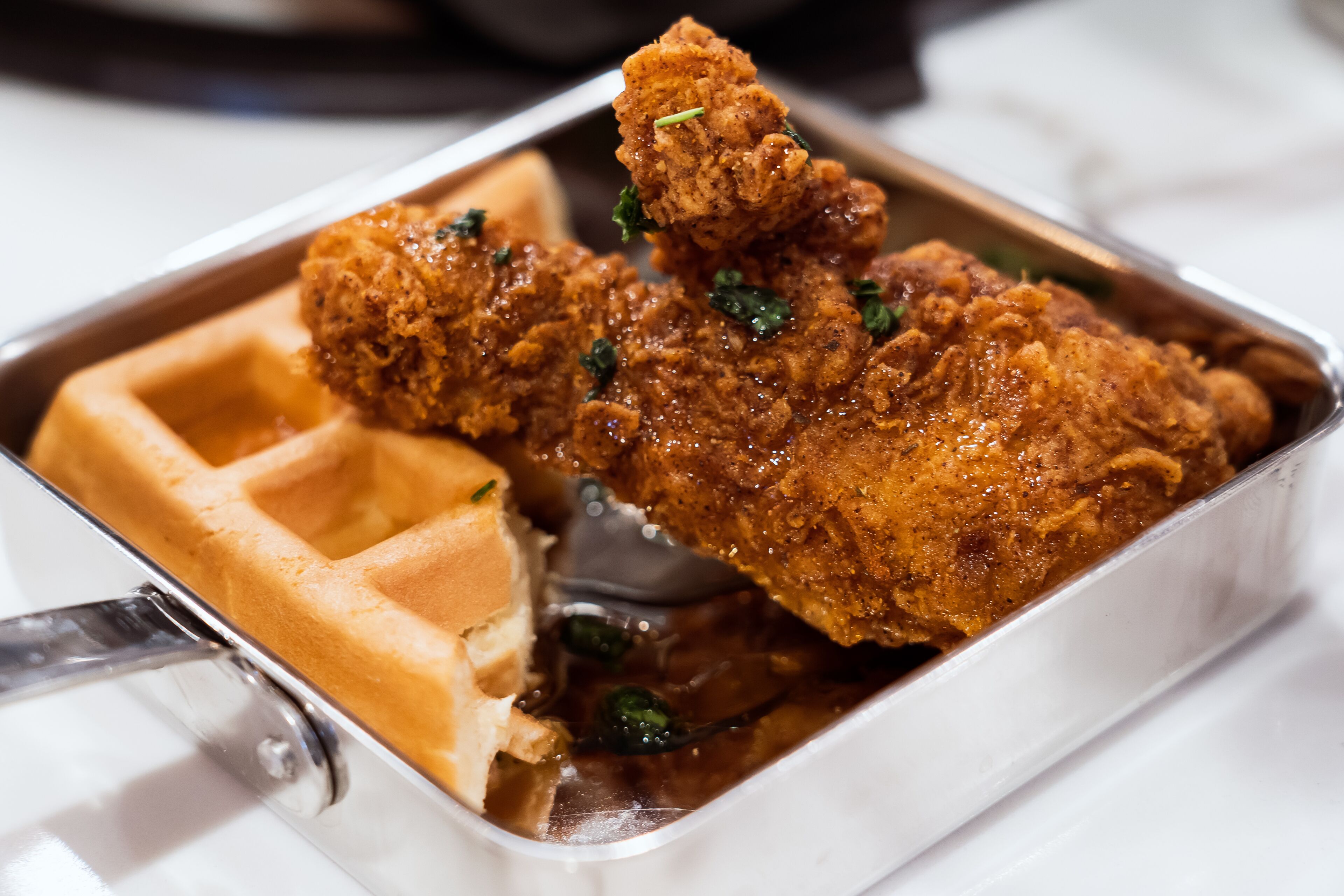 Un plateau avec du poulet frit et une gaufre.