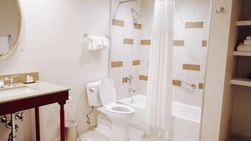 Een badkamer met toilet, wastafel en douche.