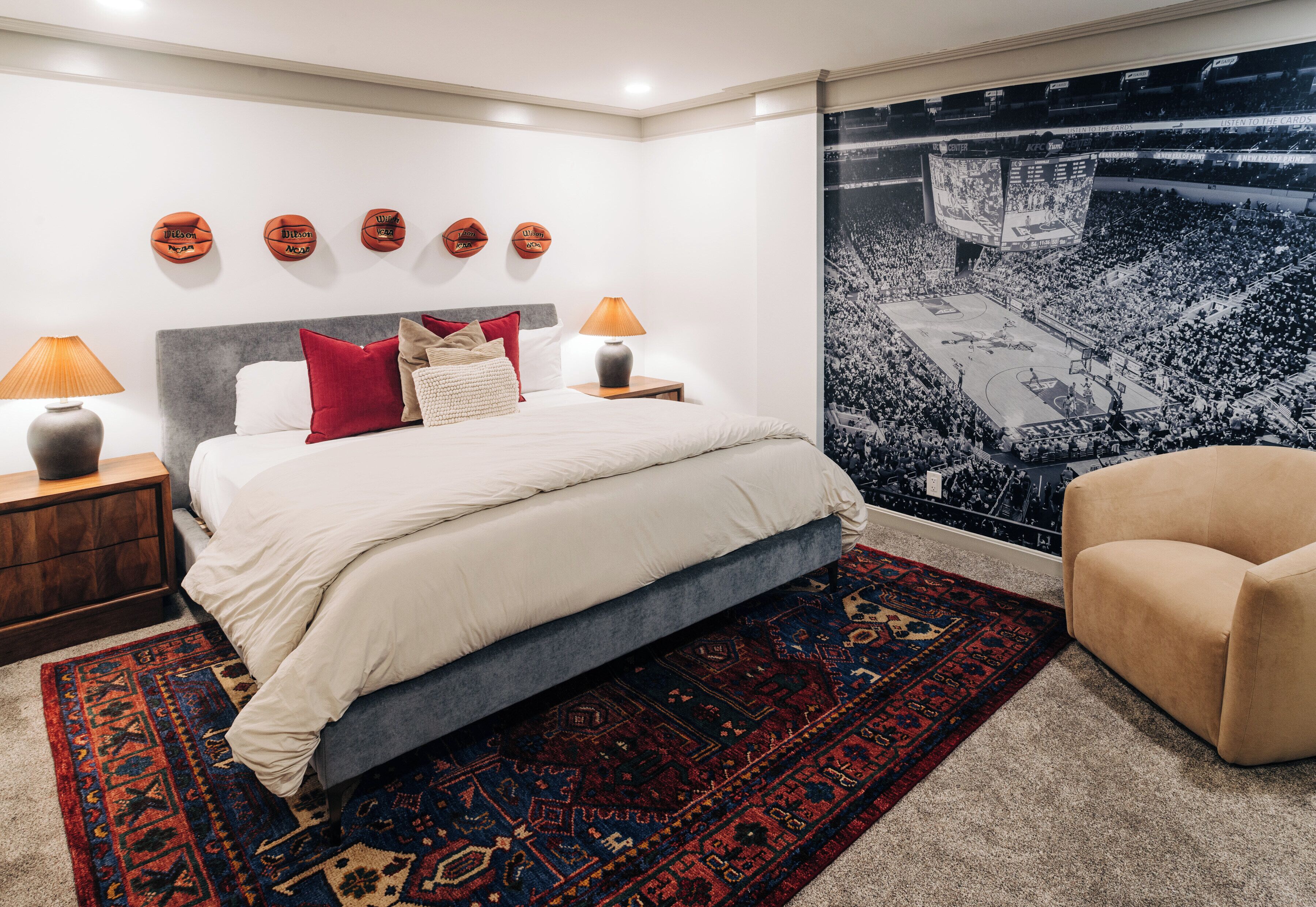 ห้องสวีท, หลายเตียง (UofL Basketball) | ตู้นิรภัยในห้องพัก, โต๊ะทำงาน, พื้นที่ทำงานแบบใช้แล็ปท็อป