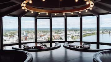 4 restaurantes; se sirven desayunos, almuerzos y cocina americana