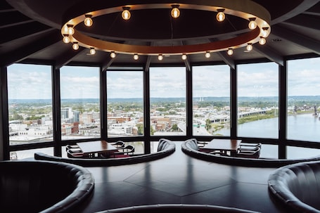 4 restaurants, breakfast, lunch, dinner served; American cuisine. Galt House Hotel Trademark Collection by Wyndham