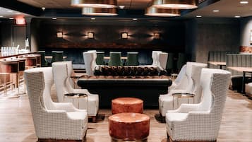 4 restaurantes, se sirven desayunos, comidas, cenas y cocina americana