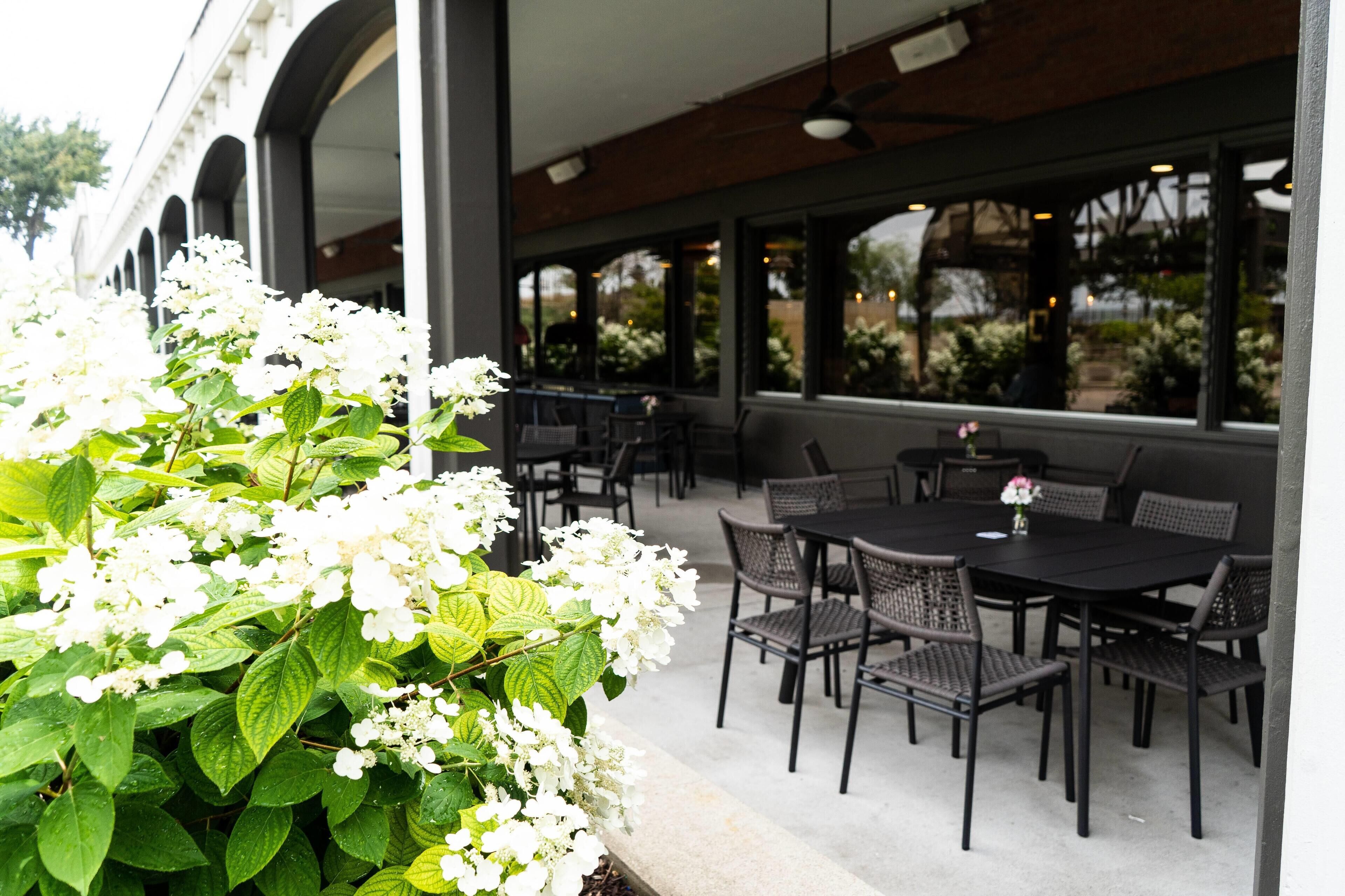 4 restaurants; breakfast, lunch, and dinner served
