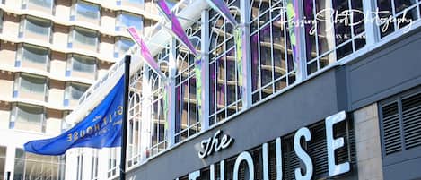 El Galthouse en Louisville, con un letrero destacado que muestra el nombre y la ubicación.