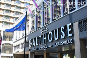 El Galthouse en Louisville, con un letrero destacado que muestra el nombre y la ubicación.