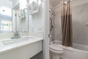 Bañera con ducha, toallas