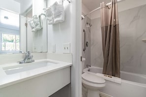 Combined shower/tub, towels