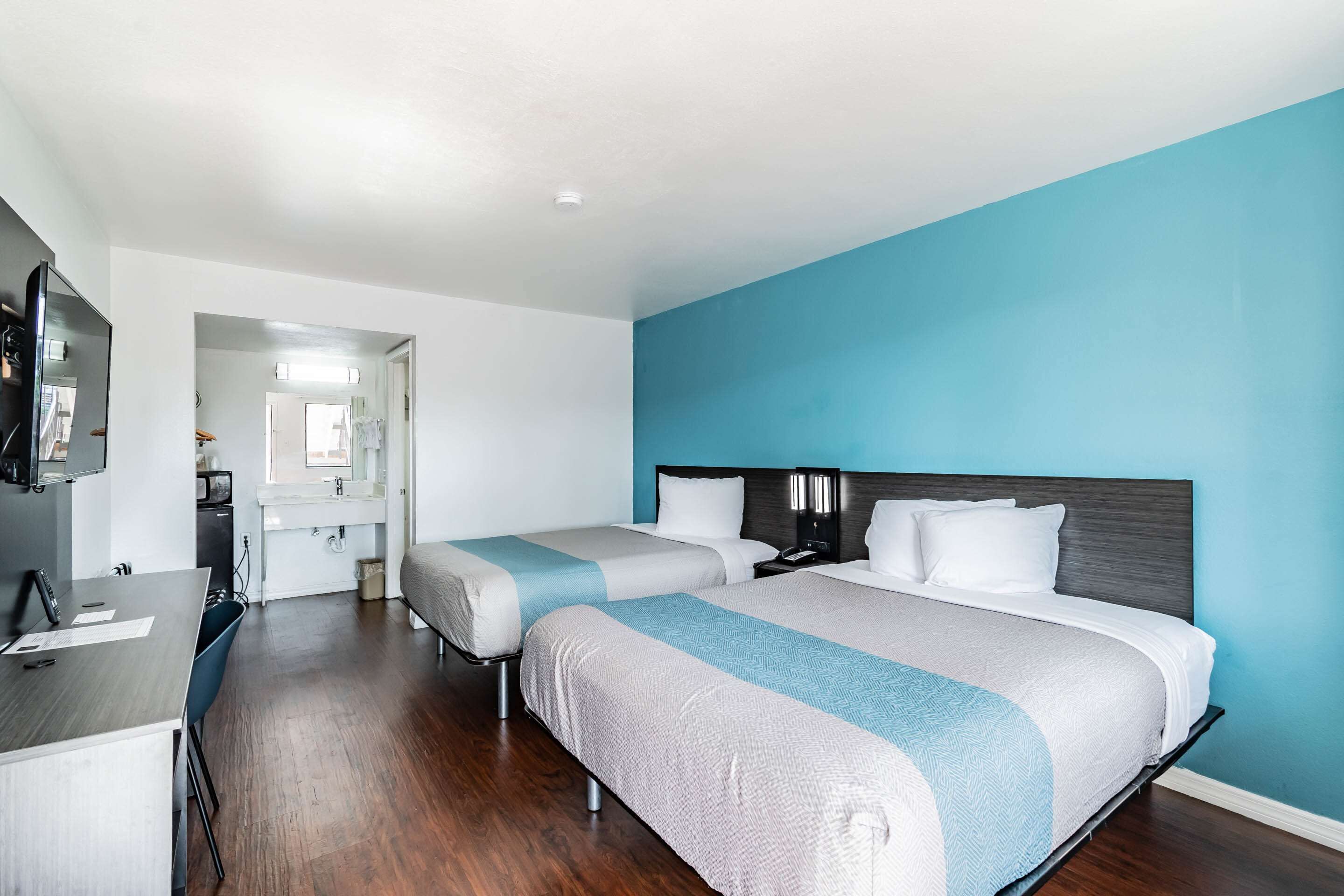 Escritorio, cortinas opacas, wifi gratis y ropa de cama