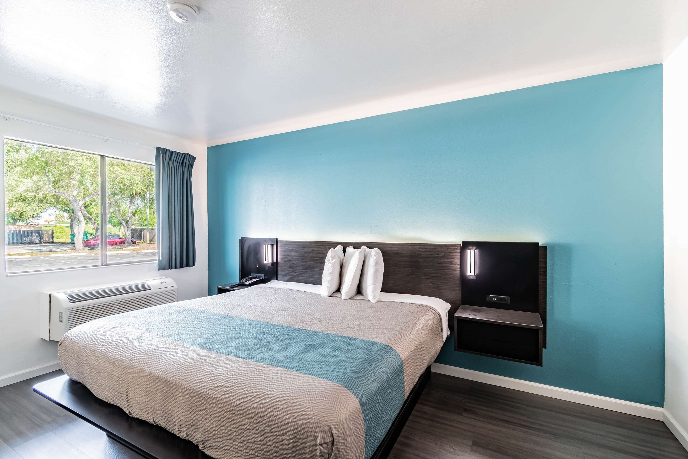 Escritorio, cortinas opacas, wifi gratis y ropa de cama