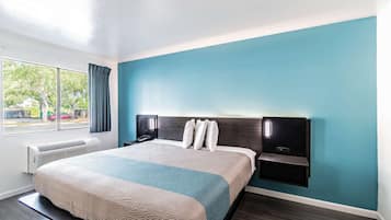 Escritorio, cortinas opacas, wifi gratis y ropa de cama