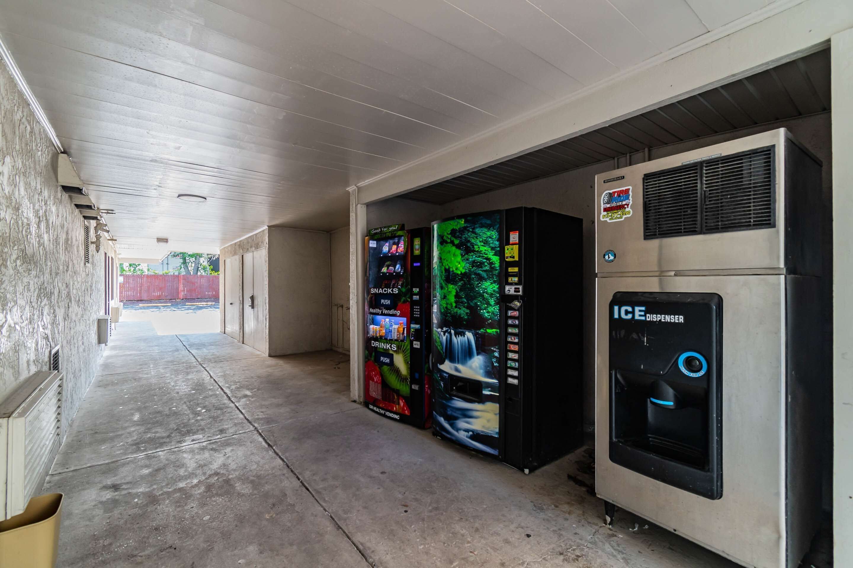 Un couloir avec des distributeurs automatiques et un appareil à glaçons.