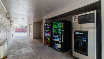 Un couloir avec des distributeurs automatiques et un appareil à glaçons.