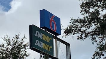 Une enseigne pour le restaurant Subway numéro 6.