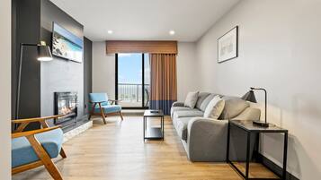 Lake View, 1 King Bed, Sofa Bed, Premium Suite, Soaker Tub | Desk, laptop workspace, blackout curtains, iron/ironing board