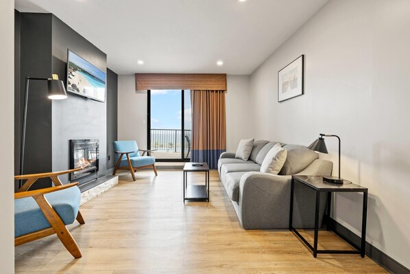 Lake View, 1 King Bed, Sofa Bed, Premium Suite, Soaker Tub