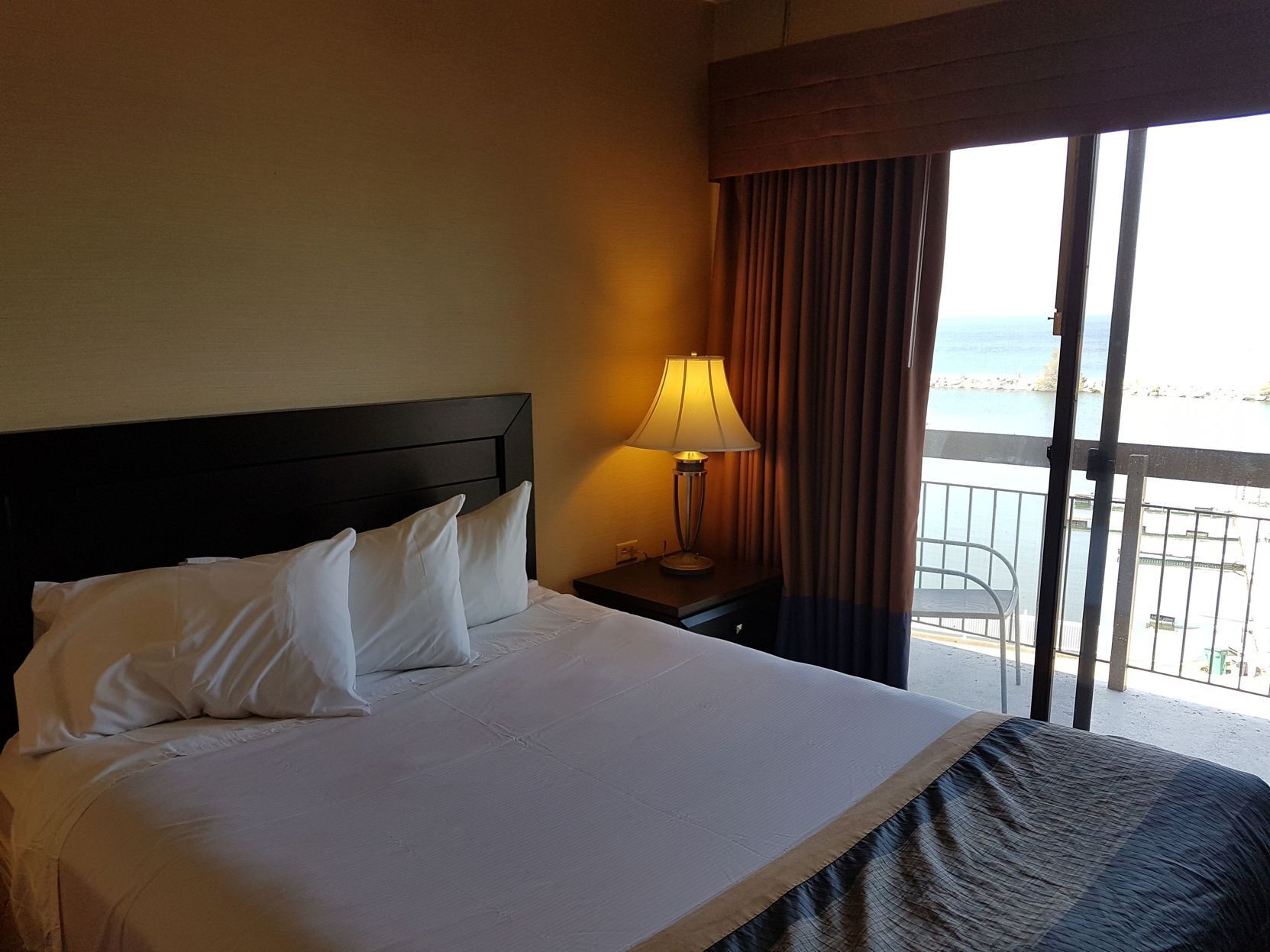 Skrivbord, arbetsyta för laptop och mörkläggningsgardiner