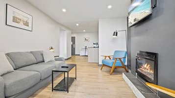 Lake View, 1 King Bed, Sofa Bed, Premium Suite, Soaker Tub | Kameruitzicht