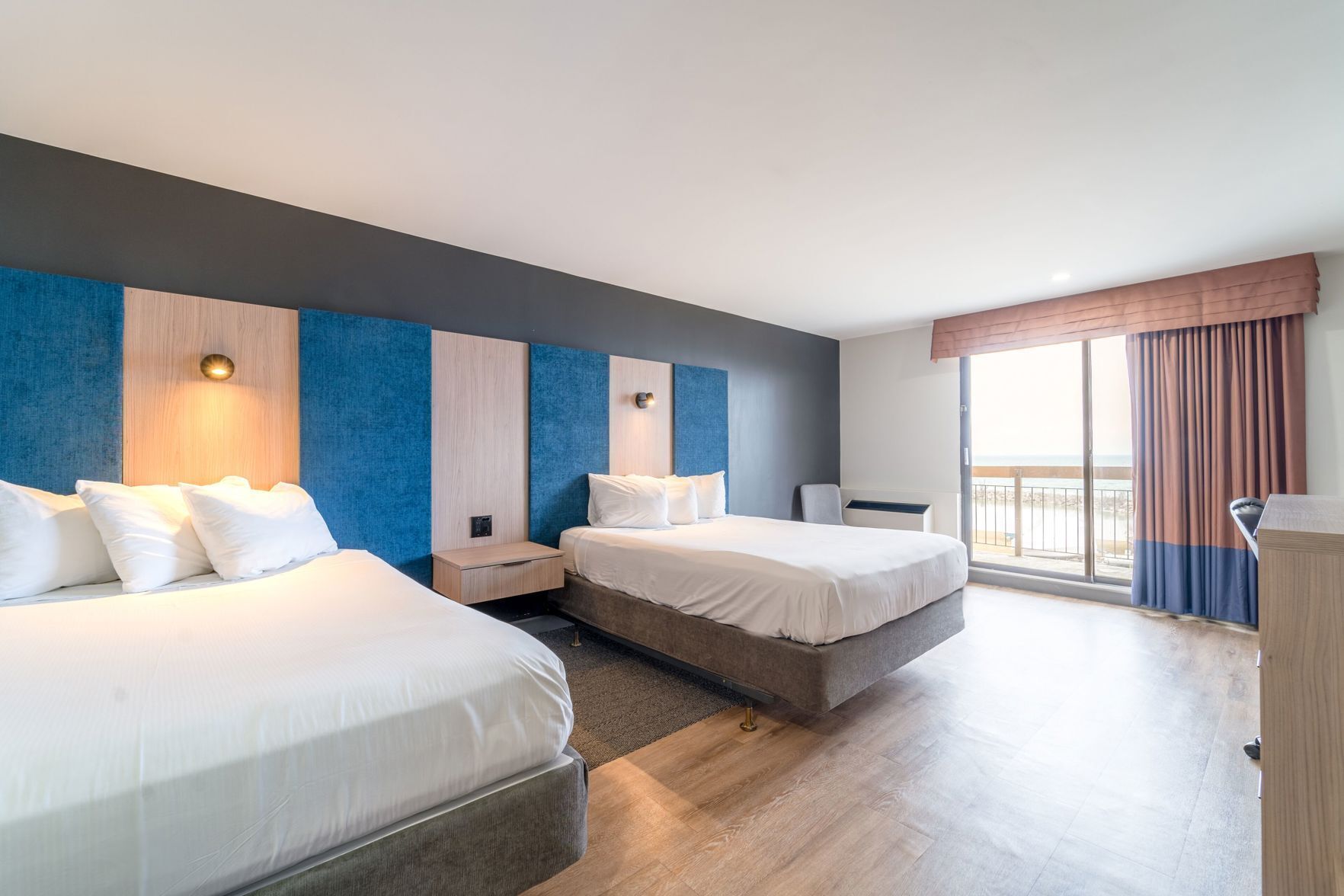 Skrivbord, arbetsyta för laptop och mörkläggningsgardiner