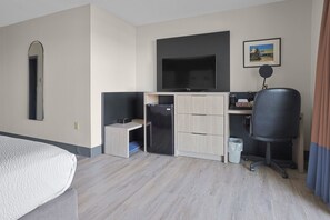 Standard Room, 1 Queen Bed, Non Smoking | Desk, laptop workspace, iron/ironing board, rollaway beds
