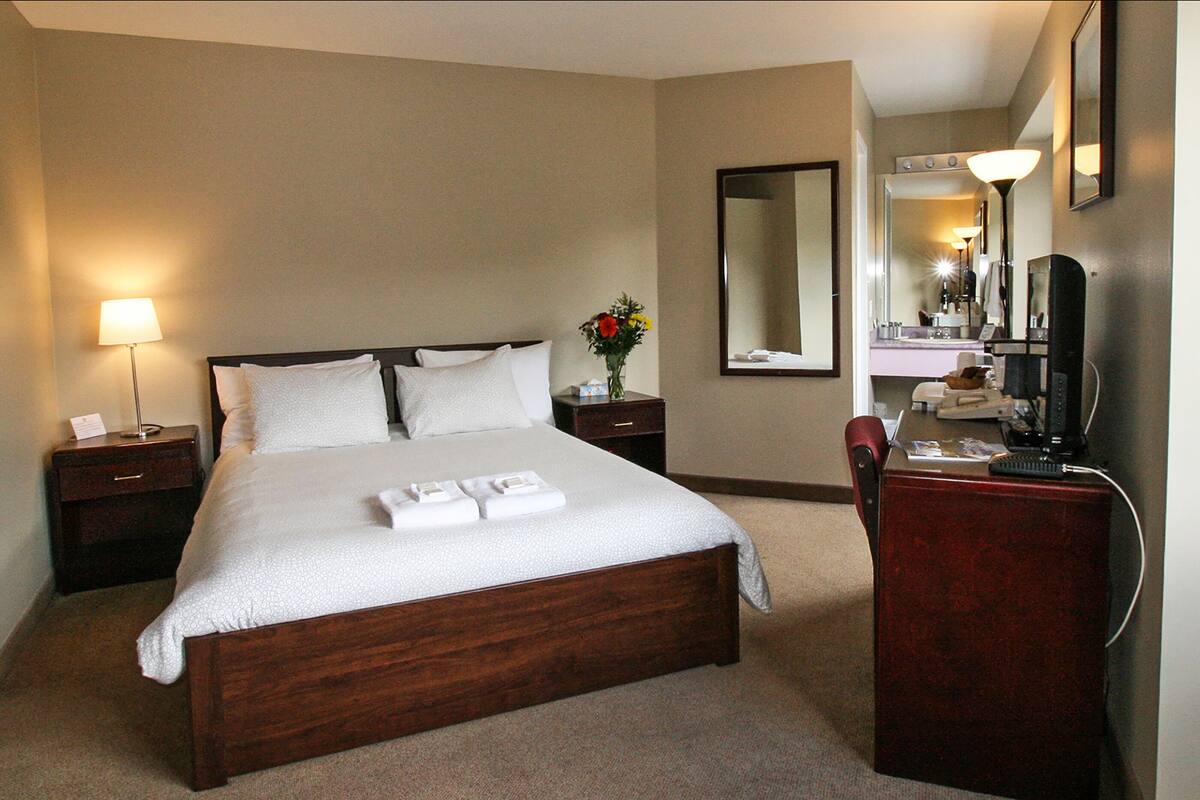 Deluxe Room, 1 Queen Bed | Desk, blackout drapes, soundproofing, iron/ironing board (on request)