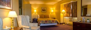 Deluxe Room, 1 Queen Bed | Desk, blackout curtains, soundproofing, iron/ironing board