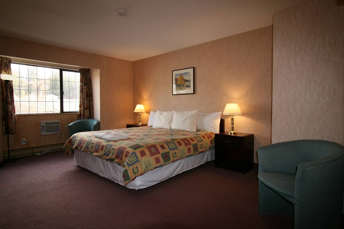 Deluxe Room, 1 King Bed | Desk, blackout drapes, soundproofing, iron/ironing board (on request)