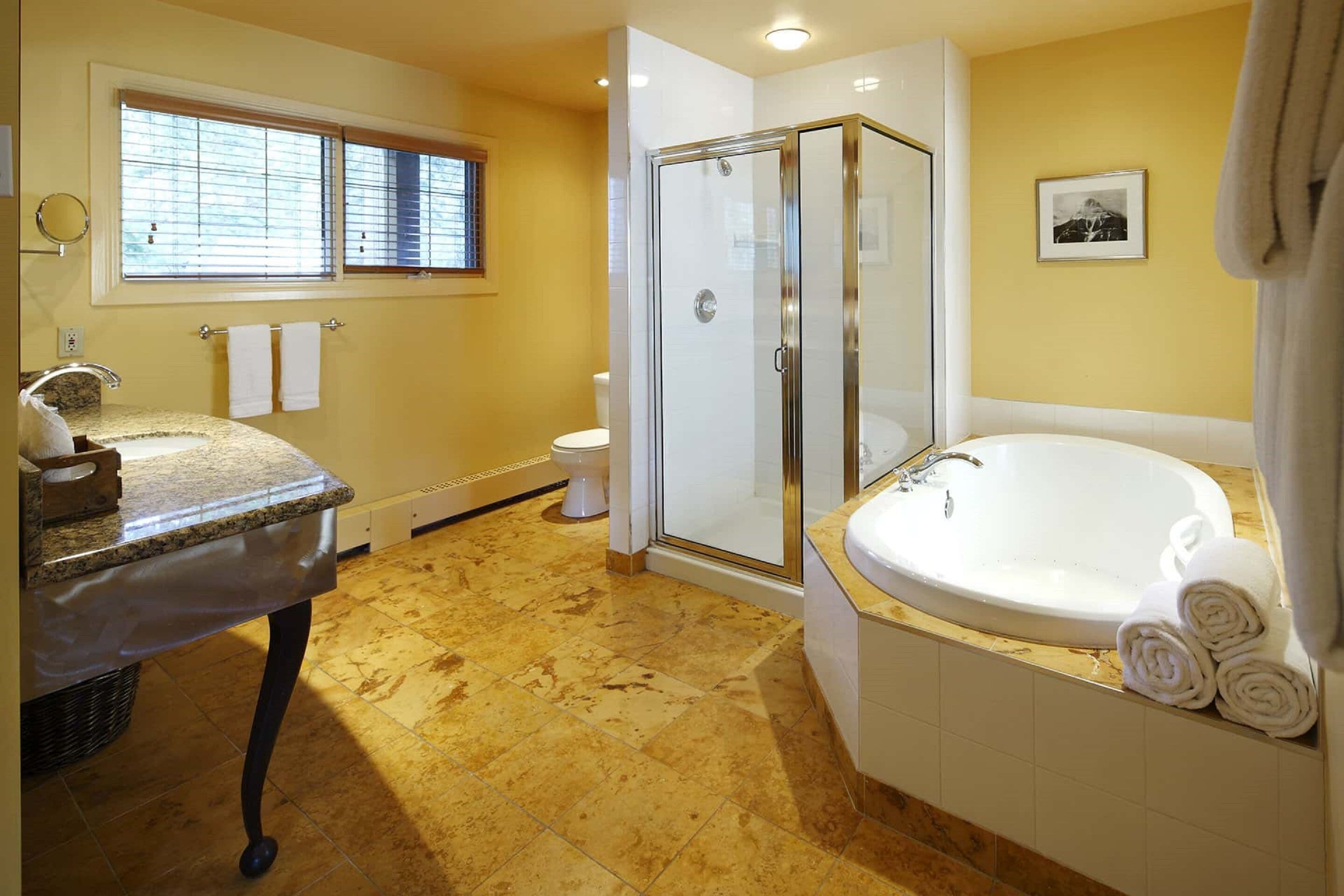 point cabin | bathroom | combined shower/bathtub, eco-friendly toiletries, hair dryer, towels