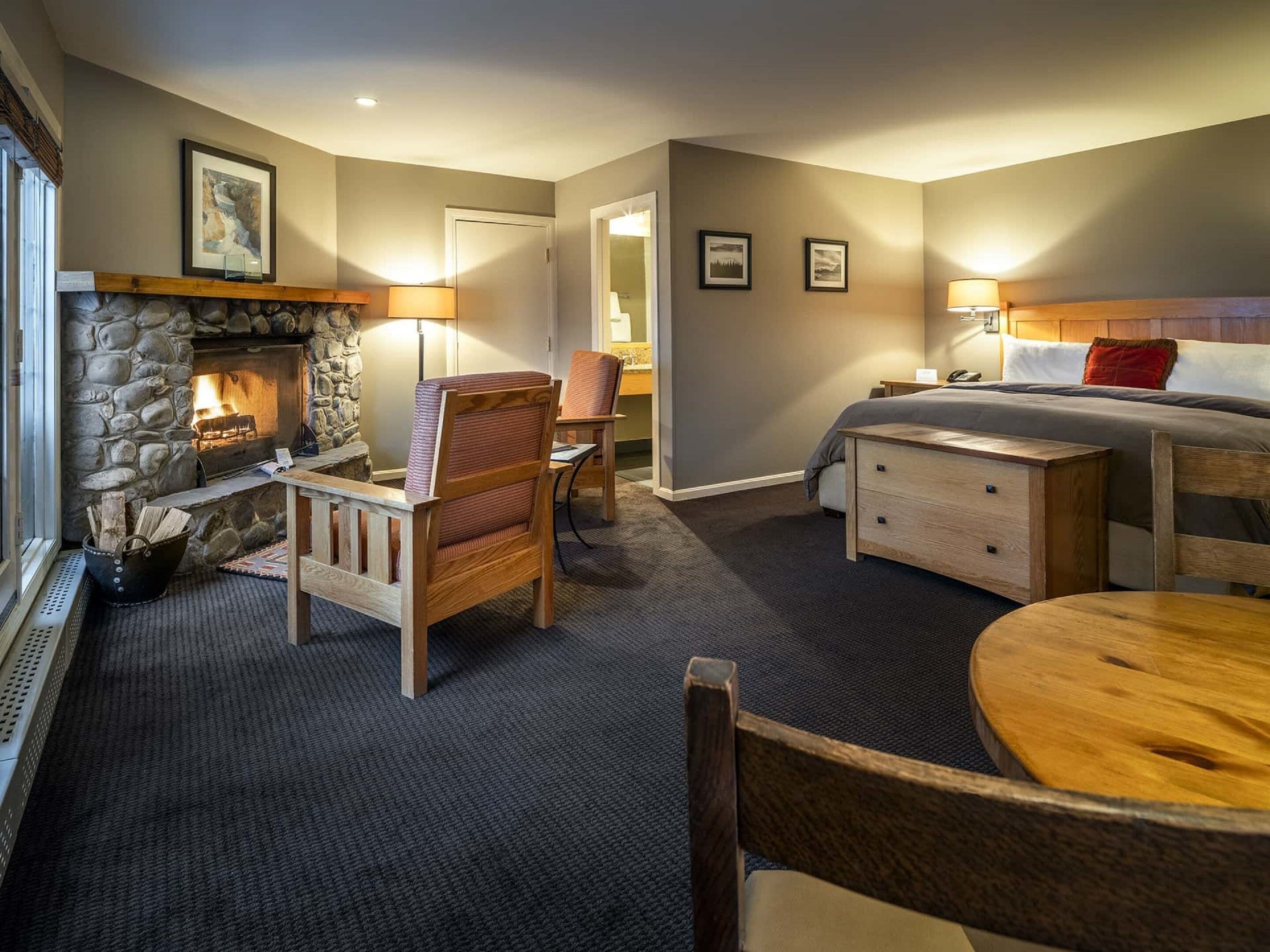 panoramic room, 1 king bed, lake view | premium bedding, down duvets, iron/ironing board, bed sheets