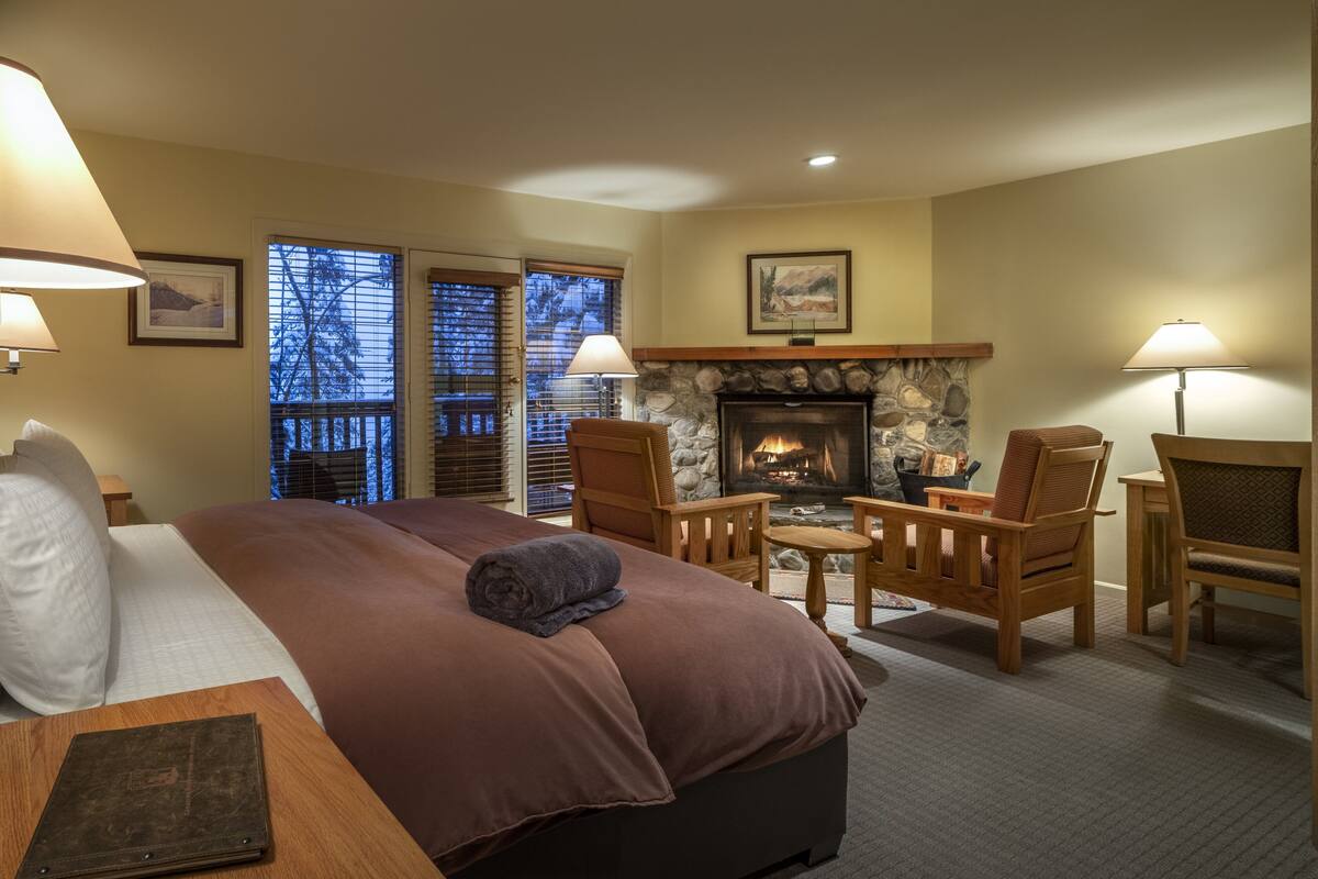 Standard Room, 1 King Bed (Lodge) | Premium bedding, down comforters, iron/ironing board, bed sheets