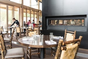 2 restaurantes; se sirve desayuno, almuerzo y cena; cocina americana