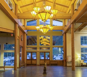 Lobby - Holland America Denali Lodge (Denali National Park)