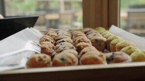 Una bandeja de muffins en una caja.