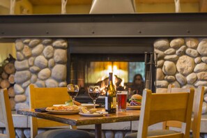 2 restaurants, breakfast, lunch, dinner served; American cuisine 