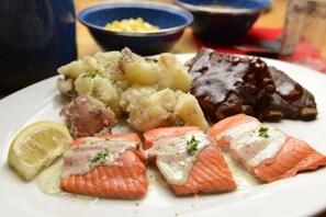 供应早餐、午餐和晚餐