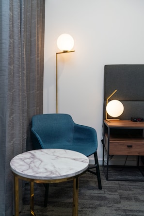 Smart TV, Netflix, pay films, streaming services