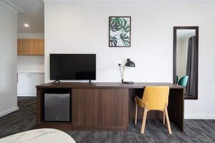 Executive Suite | Living area | Smart TV, Netflix, pay movies, streaming services