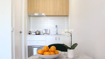 Studio | Private kitchen | Fridge, microwave, coffee/tea maker, electric kettle