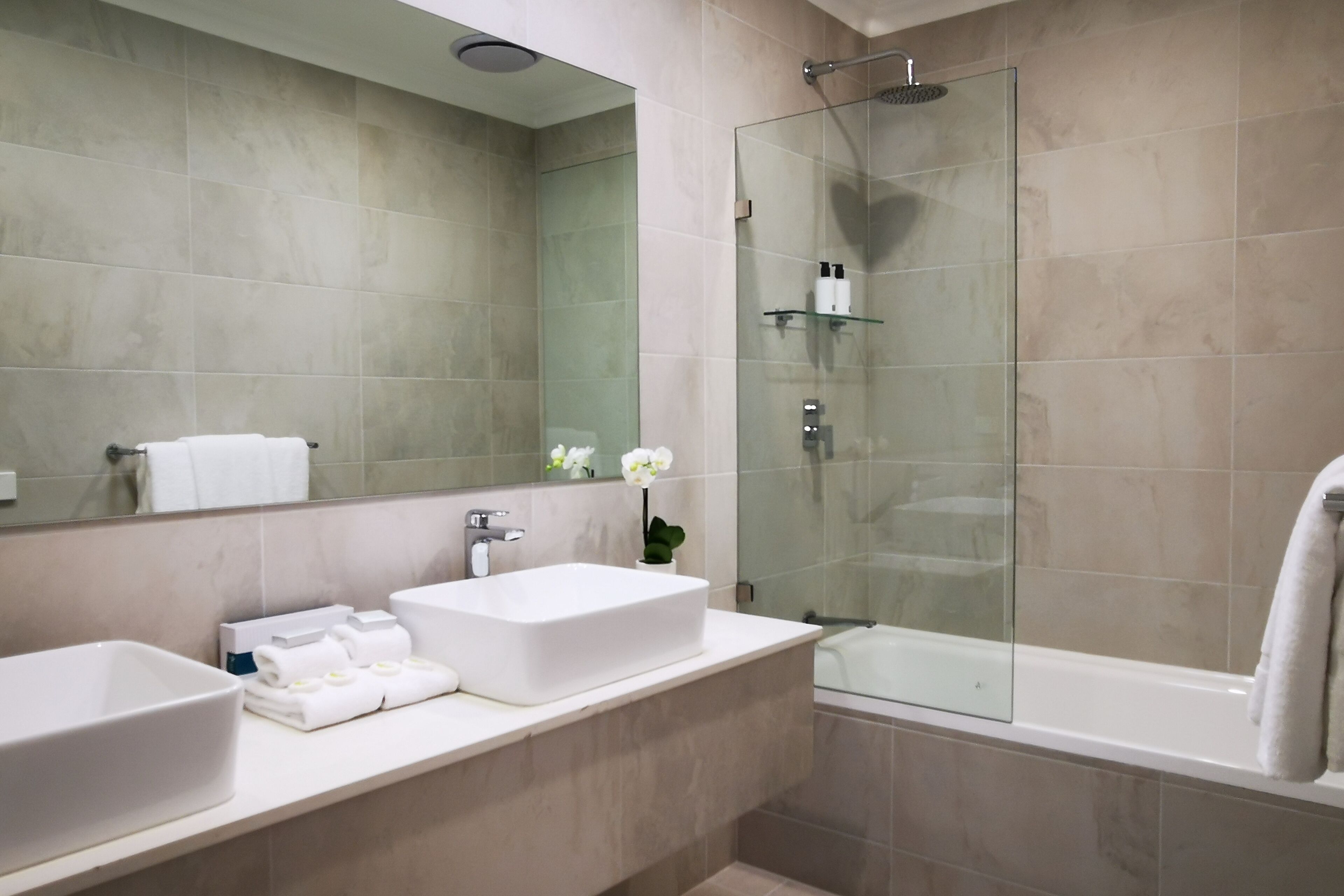 Two Bedroom Apartment | Bathroom | Shower, free toiletries, hair dryer, towels