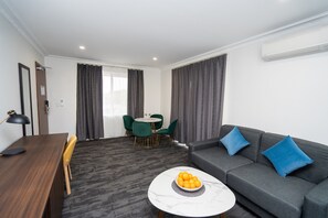 Suite ejecutiva | Sala de estar | Una Smart TV, Netflix, películas de pago, servicios de streaming