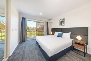 Roupas de cama premium, edredons de pluma, frigobar, cofres nos quartos
